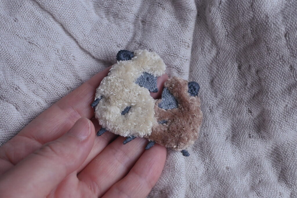 羊のブローチ「ちょっと絡まっちゃった」